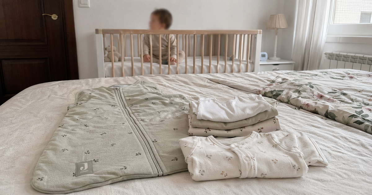 Bebé durmiendo con saco de dormir en una cuna segura sin mantas sueltas